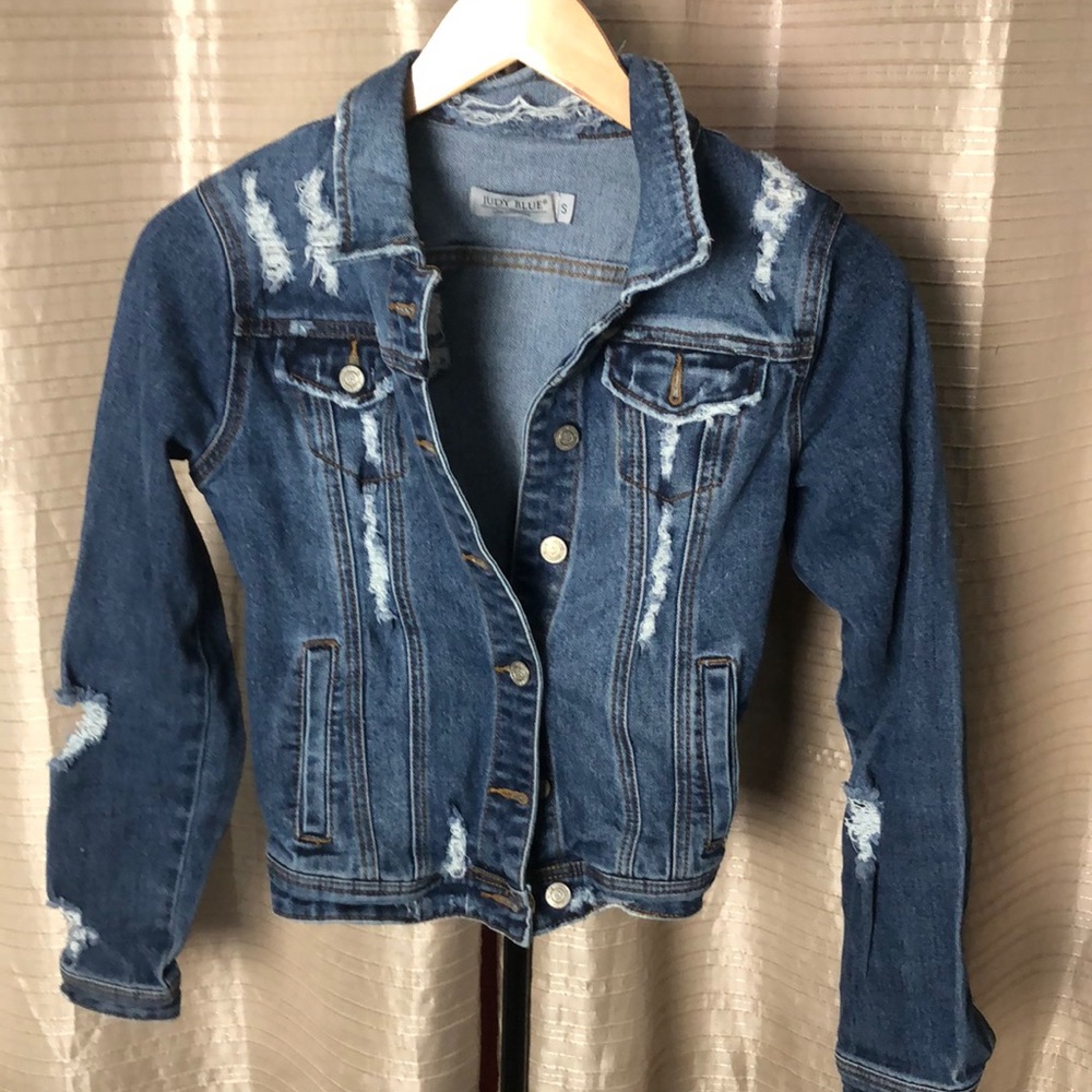 Women’s distressed Judy blue Jean jacket size small